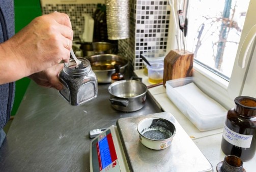 Příprava vaření mýdla - navážení ingrediencí